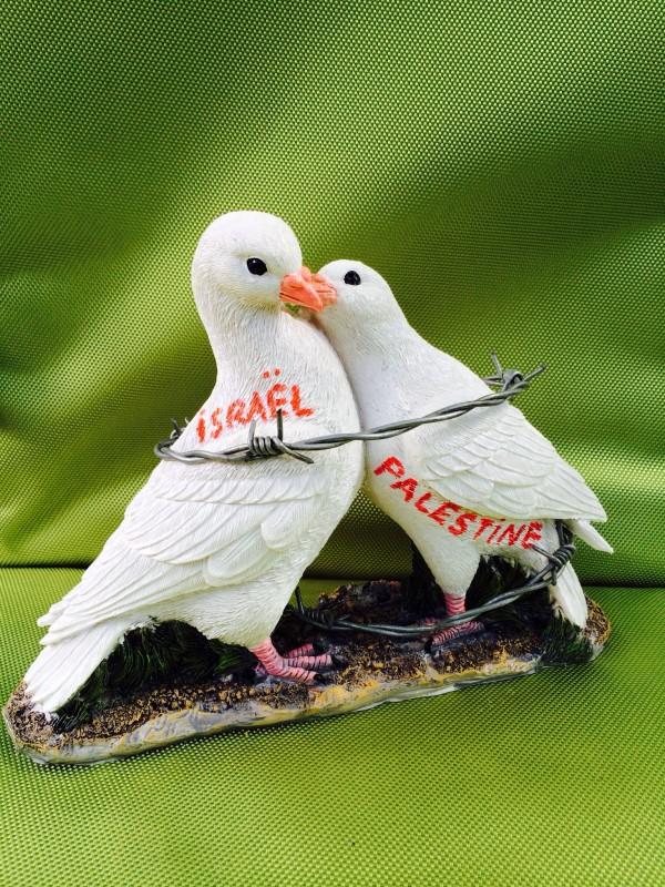 « Les deux colombes » objet N*48 du Petit musée rigolo de Zèbréric – objet du dimanche 16 mai – objet appartenant à une collection privée – #petitmuséerigolo de #zèbréric #Israel #Palestine #peace