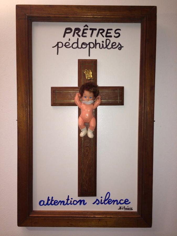 ‪ »Souviens toi Cardinal  » – objet du dimanche – tableau N*160 la réunion des évêques avait lieu cette semaine ‬ ‪#plusjamaisça #pedocriminalite #eglise