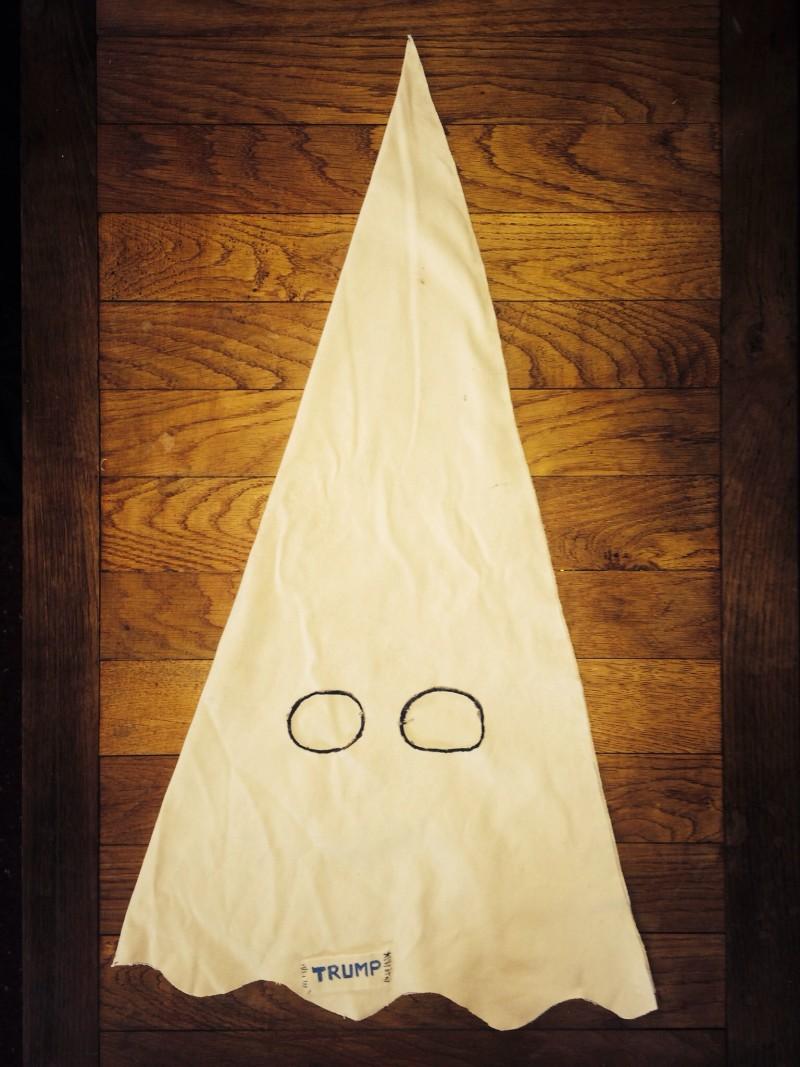 « Donald incognito a laissé son nom sur son bonnet – Donald incognito let his name on his hat » objet rigolo du dimanche – pièce N*158 du #PetitMuséeRigolo de #Zèbréric #FightRacism #stopracism  #FunnyLittleMuseum #incognito  #DonaldTrump