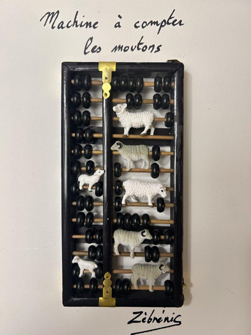 « Machine à compter les moutons » objet rigolo du dimanche N*352 à partager avec les insomniaques ! #petitmuséerigolo de #zèbréric #compterlesmoutons #insomnie