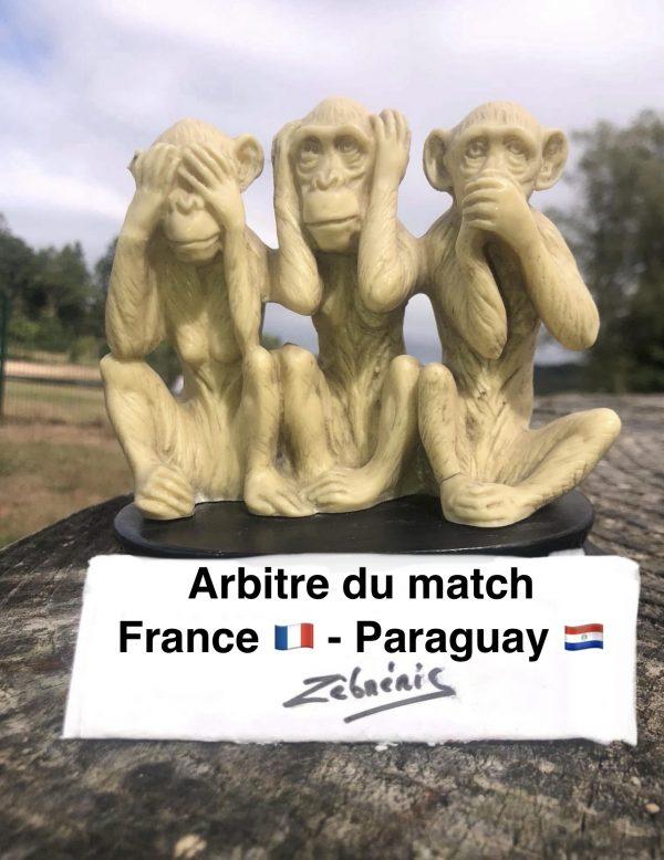 « Je n’ai rien vu, entendu ou dit » objet N*474 du #petitmuséerigolo de #zèbréric #CDM2026 #FIFAWorldCup #PARFRA #EquipeDeFrance #FIFA #kilianmbappe