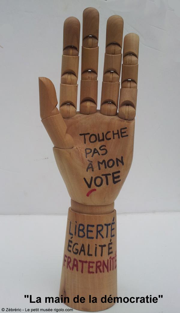 main-de-la-democratie