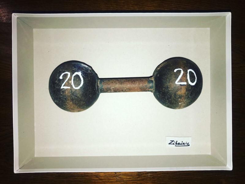 « Une année bien pesante.. » objet N*331 du #petitmuséerigolo de #zèbréric #2020life #année2020 #année #retrospective