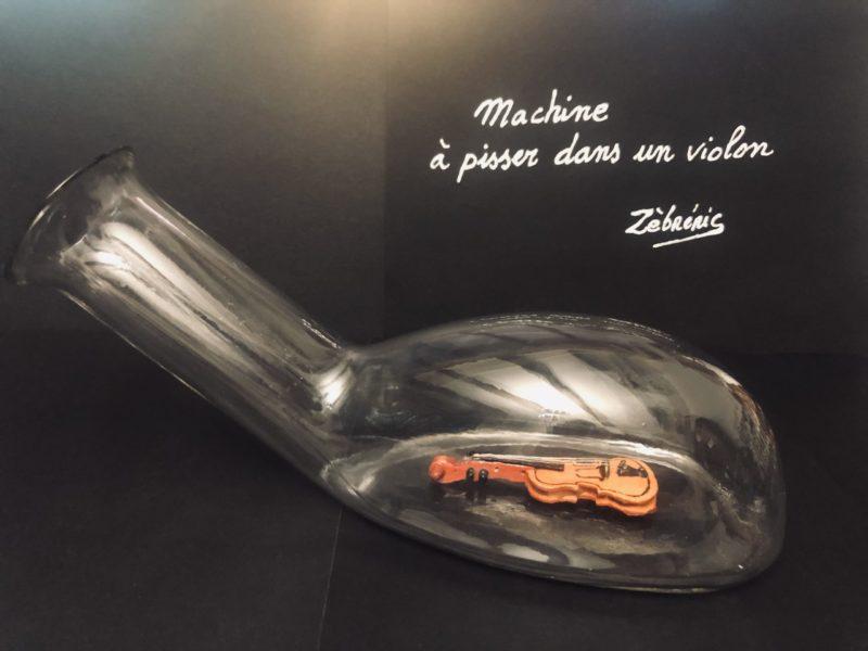 « Machine à pisser dans un violon » objet rigolo du dimanche N*336 du #petitmuséerigolo de #zèbréric #violon #objets #objetschinés