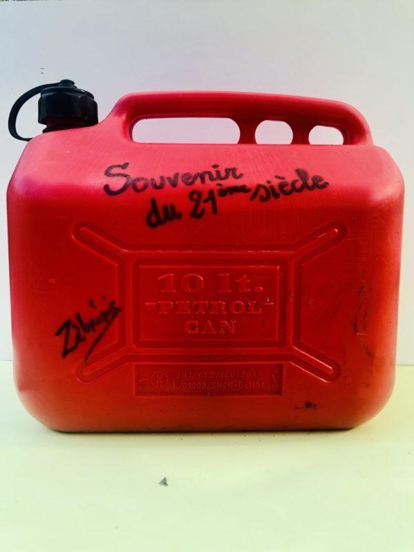 « Souvenir du 21ème siècle » objet rigolo du dimanche. N*338 du #petitmuséerigolo de #zèbréric – #essence #gasoil #diesel #pénurie #écologie #environnement #fuel #objetsdétournés