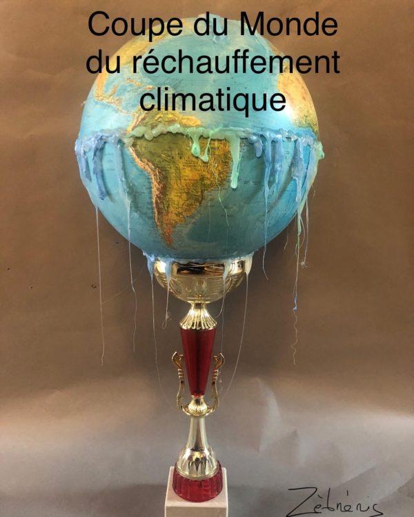 VOUS ÊTES PLUTÔT OBJET RIGOLO 1 ou 2 ? « Collection de porte-bonheurs Didier Deschamps » ou « Coupe du Monde du réchauffement climatique » objets 47 et 398 du Le Petit Musée Rigolo de Zèbréric #finale #WorldCup2022 #equipedefrance #ClimateChange