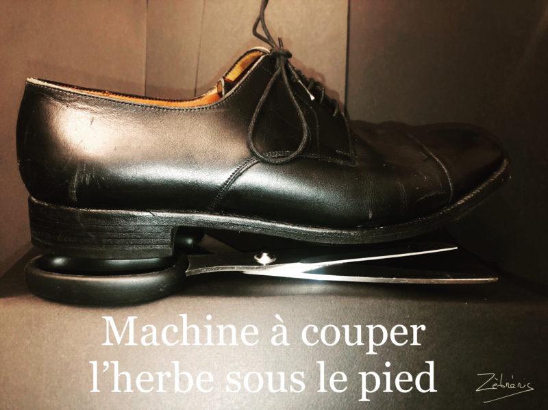 « Machine à couper l’herbe sous le pied « objet N*341 du #petitmuséerigolo de #zèbréric #objetsdétournés #Proverbes #humour