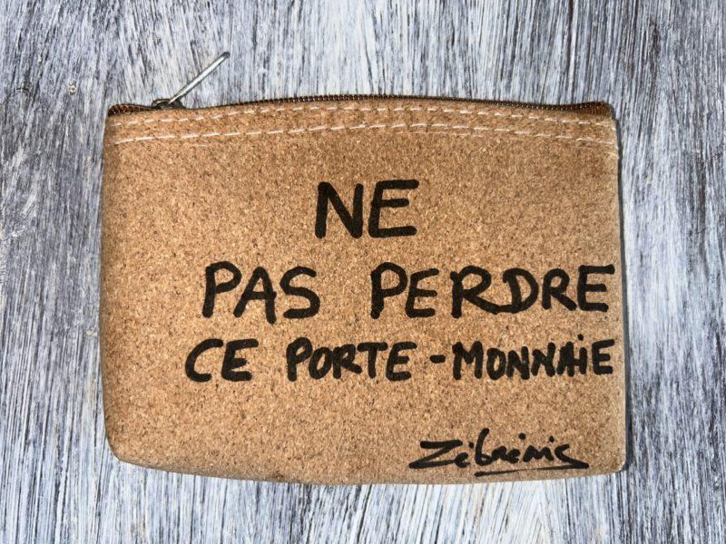 « Petit porte-monnaie pour distrait(e) » – objet offert à mon père – objet N*345 Le Petit Musée Rigolo de Zèbréric #petitmuséerigolo #zèbréric #humour #objetsinsolites #objetsperdus