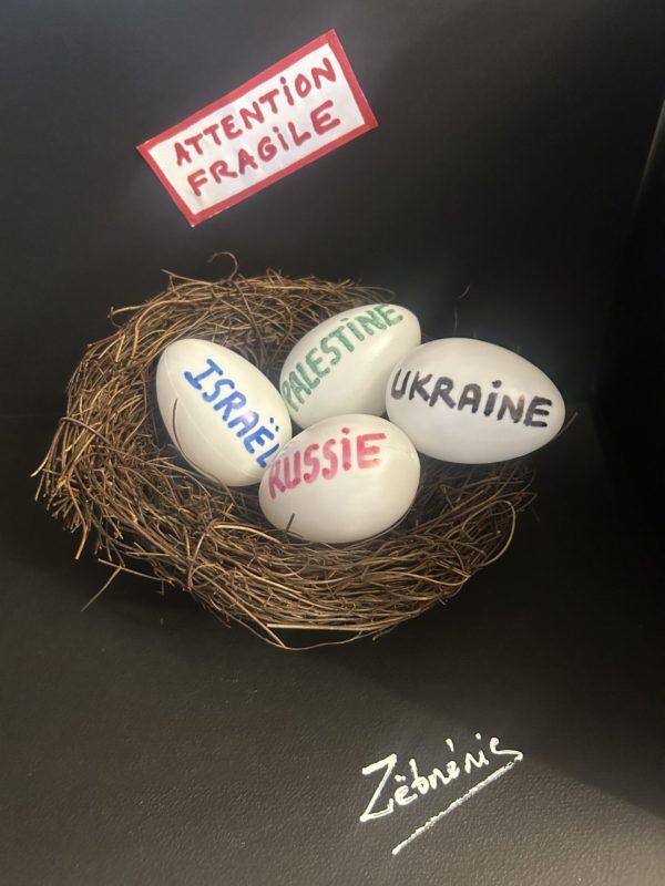 « Attention fragile » Pâques 2024 objet du dimanche N*421 du #petitmuséerigolo de #zèbréric #pâques2024 #humour #humournoir #peace #paix
