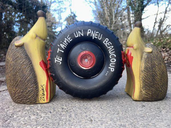 «Liaison fatale » objet rigolo du dimanche N*443 du #petitmuséerigolo de #zèbréric #hérisson #pneus #Route #hedgehog #tires #road