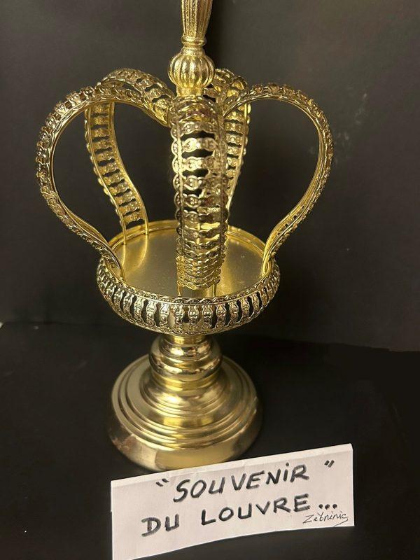 « Collection personnelle – petit souvenir du Louvre » objet rigolo du dimanche à voir en exclusivité au #petitmuséerigolo de #zèbréric à La Borne